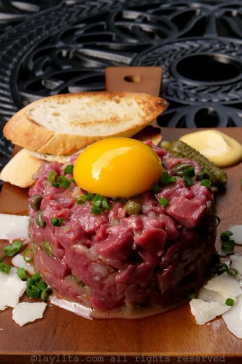 Meals To Make With Ground Beef, Beef Carpaccio Recipe, Tartare Recipe, Beef Tartare, Beef Carpaccio, Cooking The Perfect Steak, Recipes Ground Beef, Steak Tartare, Eating Raw