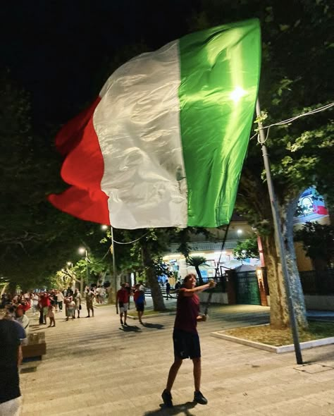 Carlotta Core, Football Italy, Chill Wallpaper, Liberation Day, Italian Flag, Places In Italy, Italy Aesthetic, Italian Summer, Tuscany Italy