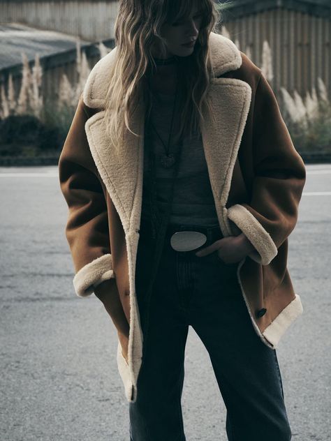 Anine Bing's Capsule Wardrobe Essentials | SheerLuxe Western Chic Fashion, Shearling Jacket Women, Capsule Wardrobe Essentials, Heart Clothes, Jean Large, Suede Coat, Oversized Coat, Knitted Coat, Shearling Coat