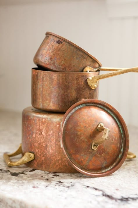 How To Clean and Polish Copper Naturally. Copper pots, copper bottom pots, sinks, mugs, anything you have! Tablet Recipe, Clean Copper, Clean Hacks, Homemade Toilet Cleaner, Clean Baking Pans, Hardwood Floor Cleaner, Cleaning Painted Walls, Glass Cooktop, Deep Cleaning Tips