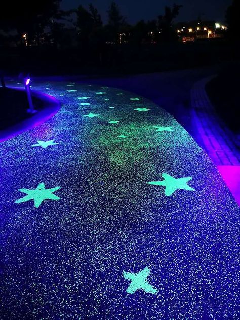 At night . under the illumination of purple lights , the luminous effect created by the glow in the dark stones on the paveway . It creates a dreamlike effect like a galaxy sky ,thereby improving the overall quality of the runway and the night visual effect . Glow Garden Ideas, Glow In The Dark Decor, Glow In The Dark Pavers, Glow In The Dark Aesthetic, Glow In The Dark Pathway Stepping Stones, Glowing Stones Garden, Glowing Rocks Path, Dark House Exterior, Glow In The Dark Rocks