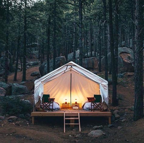 17 Camping Photos That Are Almost Too Dreamy To Be Real Tent In The Woods, Tent Living, Camping Photo, Wall Tent, Glamping Ideas, Canvas Tent, Mountain Park, Bell Tent, Camping Life