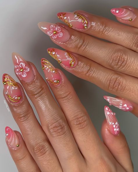 🐚⚜️🌸✨ Pink aura & gold accents 🤭✨ ⠀⠀⠀⠀⠀⠀⠀⠀⠀ ⠀⠀⠀⠀⠀⠀⠀⠀⠀ ⠀⠀⠀⠀⠀⠀⠀⠀⠀ ⠀⠀⠀⠀⠀⠀⠀⠀⠀ ⠀⠀⠀⠀⠀⠀⠀⠀⠀ ⠀⠀⠀⠀⠀⠀⠀⠀⠀ ⠀⠀⠀⠀⠀⠀⠀⠀⠀ ⠀⠀⠀⠀⠀⠀⠀⠀⠀⠀⠀⠀⠀⠀⠀⠀⠀ ⠀⠀⠀⠀⠀⠀⠀⠀⠀ ⠀⠀⠀⠀⠀⠀⠀⠀⠀ ⠀⠀⠀⠀⠀⠀⠀⠀⠀ ⠀⠀⠀⠀⠀⠀⠀⠀⠀ ⠀⠀⠀⠀⠀⠀⠀⠀⠀ ⠀⠀ #goldnails #goldchromenails #3dflowernails #3dflower #pinkaura #auranails #gelxnails #gelxnailtech #trendynails #showyourclawssss #dallasnails #dallasnailtech #dfwnails #dfwnailtech #frisconails #planonails #lewisvillenails #dentonnails #nailtech #nail #nailsnailsnails #nailart #nailaddict #nailporn #nailswag... Gold Flake Nail Design, Y2k Nail Art Designs, Cute Aura Nails, Aura Nails With French Tips, Rapunzel Nail Art, Gold And Pink Nails, Aphrodite Nails, Barbie Inspired Nails, Pink And Gold Nails