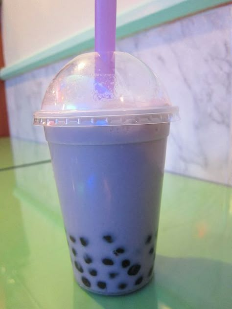 Blueberry Bubble Tea, Taro Boba Tea, Boba Taro, Taro Bubble Tea, Taro Boba, Bubble Tea Flavors, Bubble Drink, Bubble Tea Recipe, Bubble Tea Boba