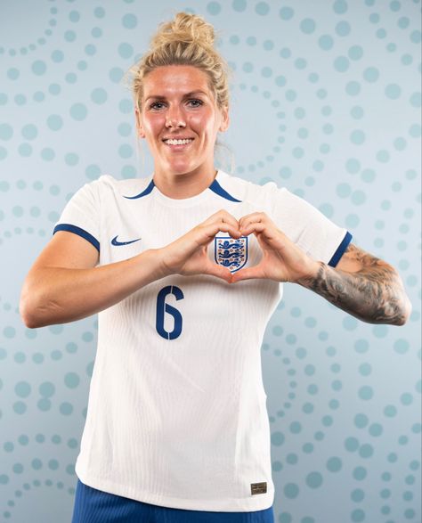 Millie Bright England, Millie Bobby Brown Hot Ones, Millie Bobby Brown Best Photos, Millie Selfie, Millie Bright, Millie Bobby Brown With Florencebymills, England Women, Female Soccer, Female Soccer Players