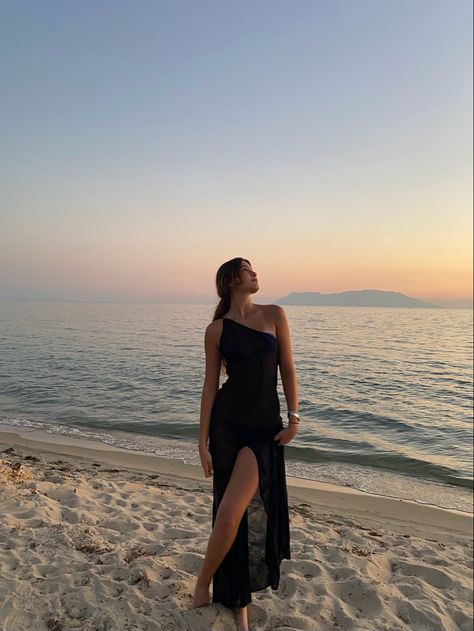 Beach Outfits Conservative, Beach Poses In A Dress, Resort Photoshoot Ideas, Dress Beach Photoshoot, Beach Dress Photoshoot, Sunset Photoshoot Ideas, Sunset Photoshoot, Beach Instagram Pictures, Summer Picture Poses