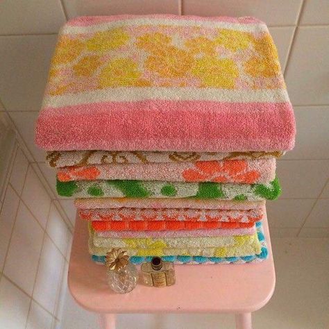 We had very similar towels. Towel Ideas, 70s Home, Vintage Towels, Vintage Bath, Granny Chic, Vintage Bathroom, Old Fashion, Retro Home, Retro Color