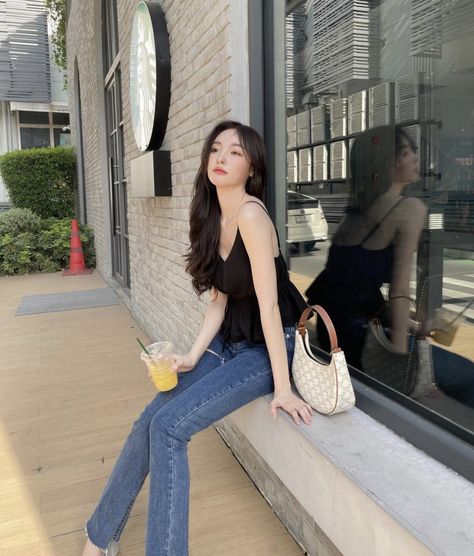 Rich Girl Outfit, Winter Airport, Ne Hwa, New York Runway, Chic Black Outfits, Business And Management, Corset Fashion Outfits, Photography Outfits, Real Estate Investment Trust