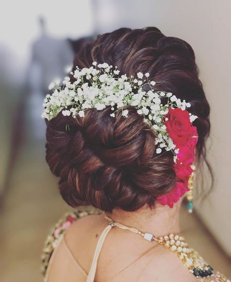 Floral Hair Bun Indian, Floral Hairstyles Indian Wedding, Floral Buns Indian, Maharashtrian Bride Hairstyle Bun, Maharashtrian Bride Hairstyle, Maharashtrian Hairstyle, Gajra Hairstyles Buns, Floral Bun Hairstyle, Floral Hairstyles