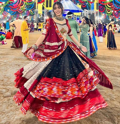 Gujarati Lehenga, Navratri Vibes, Navratri Aesthetic, Dandiya Dress, Thrift Store Clothes, Lengha Blouse Designs, Garba Outfit, Chaniya Choli Designs, Garba Dress