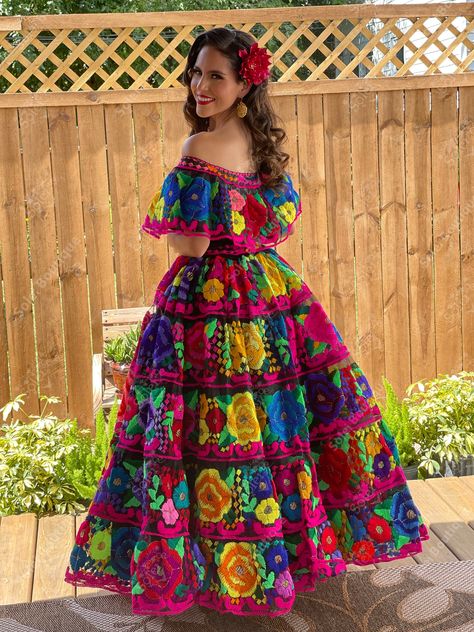 Mexico Outfit Ideas, Mexican Fancy Dress, Prom Dress Pretty, Mexican Clothing Style, Mexican Traditional Clothing, Pink Quinceanera Dress, Royal Blue Ball Gown, Folklorico Dresses, Brazilian Dress