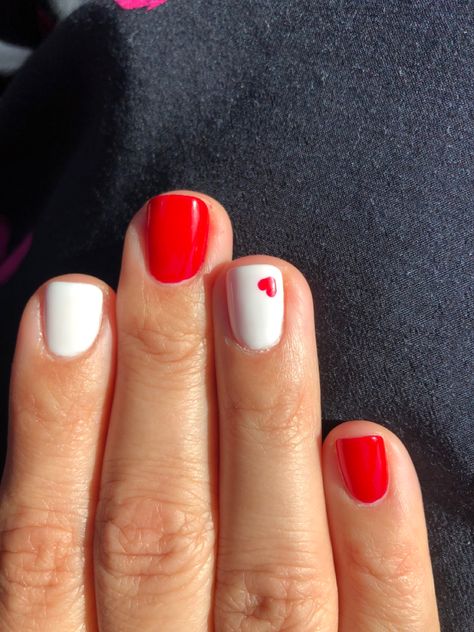 White And Red Valentines Nails, Red Nail Tips Designs, Red And White Nails Short, Nails Vino, Toddler Nails, Valentines Day Nails Gel, Nails February, White Short Nails, Pink Tip Nails