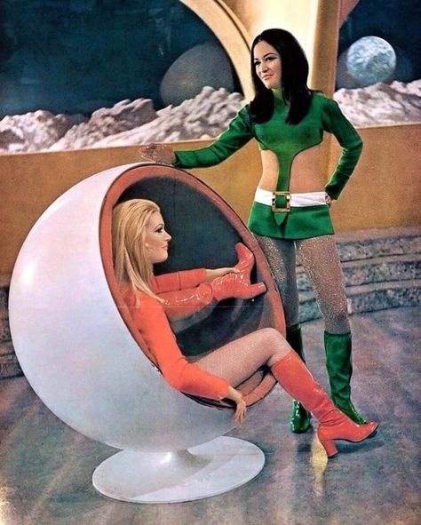 Mod Photoshoot, Space Age Aesthetic, 1960s Space Age, Space Age Fashion, Magical Girl Outfit, Vintage Photoshoot, 60s Retro, Sixties Fashion, Space Girl