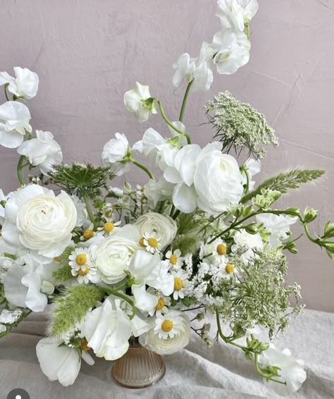 White Wedding Flowers Centerpieces, Katie White, White Floral Centerpieces, Wedding Pool Party, White Floral Arrangements, White Flower Arrangements, Flower Guide, White Wedding Flowers, Sweet Peas