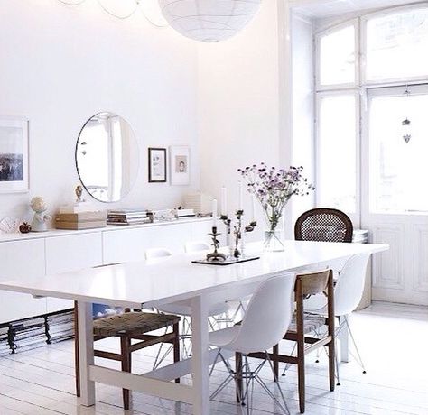 Shelves in the back White Wooden Floor, White Dining Table, White Dining Room, White Floors, Dining Room Inspiration, White Rooms, Scandinavian Home, White Houses, Dining Room Design