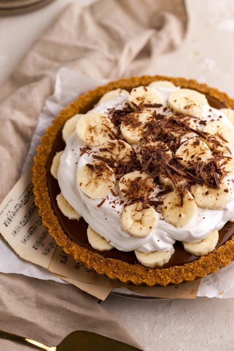 Simple Vegan Banoffee Pie - no-bake | The Chestnut Bakery Vegan Banoffee, Vegan Banoffee Pie, Banoffee Pie Recipe, Vegan Pies Recipes, Kitchenaid Food Processor, Autumn Dessert, Pumpkin Chocolate Chip Bread, Caramel Toffee, Vegan Pie