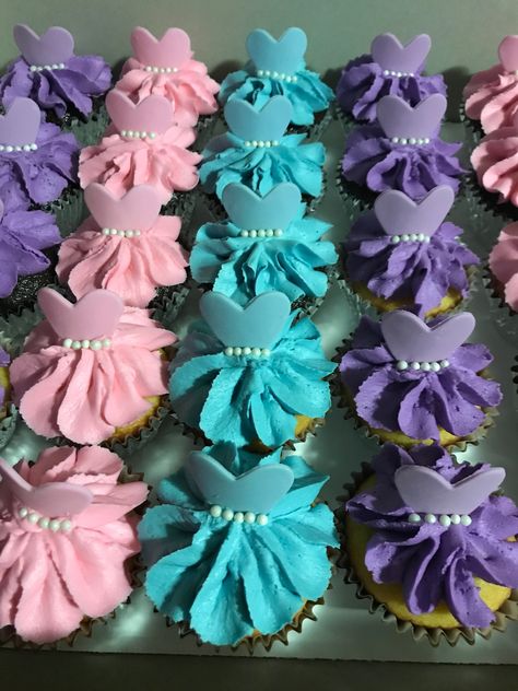 Ballerina cupcakes Dance Cupcakes, Ballet Cupcakes, Kids Christmas Treats, Ballerina Birthday Cake, Doll Cake Designs, Baking Competition, Ballet Cakes, Ballerina Cupcakes, Ballet Birthday Party