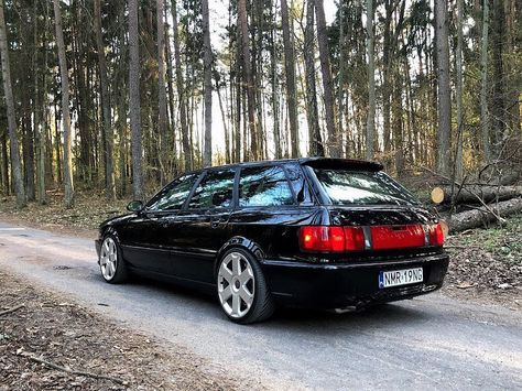 Audi Rs2 Avant, Audi S2, Audi Rs2, Audi Avant, Cars Garage, Audi 80, Old Garage, Audi S4, Old School Cars