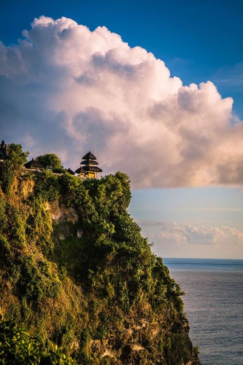 The inner sanctum of the pura (temple) is perched at the edge of steep cliffs which tower over Bali’s legendary surf breaks at the south. Most travelers enjoy the view of this temple from two different vantage points, from both the northern and southern parts of the area. Bali Jimbaran, Bali Aesthetic, Jimbaran Bali, Temple Bali, Things To Do In Bali, Uluwatu Temple, Popular Things, Cliff Edge, Travel Bali