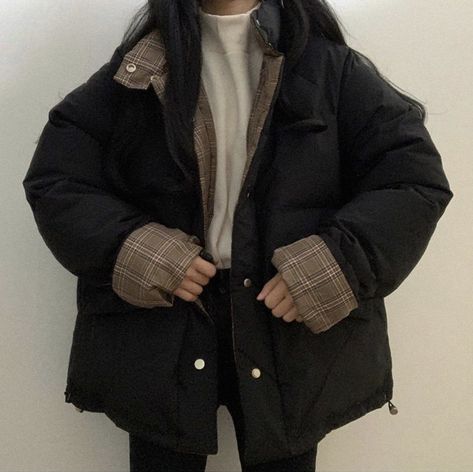 Korean College Outfits Winter, Fall Jackets Aesthetic, Kpop Winter Fashion, Aesthetic Jackets Winter, Korean Casual Outfits Winter, Korean Hoodie Outfit, Winter Jackets Aesthetic, Grunge Winter Jacket, Aesthetic Winter Jacket