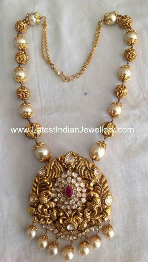 Gold Pearl Jewelry, Pearl Jewelry Design, Jewellery Wedding, Gold Jewelry Simple Necklace, Pearl Necklace Designs, Gold Necklace Indian Bridal Jewelry, Gold Pendant Jewelry, Black Beaded Jewelry, Ideas Nails