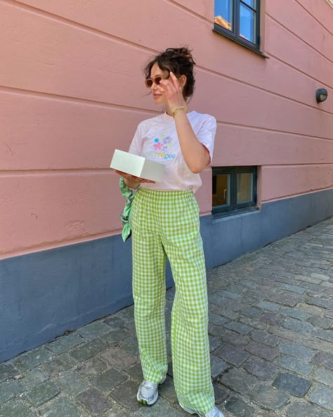 Funky Pants, A Picnic, Pant Style, Cute Summer Outfits, Colourful Outfits, Spring Summer Outfits, Colorful Fashion, High Waisted Pants, Look Fashion