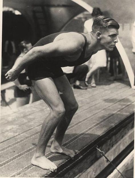 1932: Buster Crabbe won the Olympic gold medal for 400-meter freestyle swimming event in Los Angeles. Later he played Flash Gordon and Buck Rogers on film. Buster Crabbe, Vintage Swimmer, Olympic Swimming, Olympic Swimmers, Vintage Swim, Usa Olympics, Sports Hero, Sports Photos, Summer Olympics