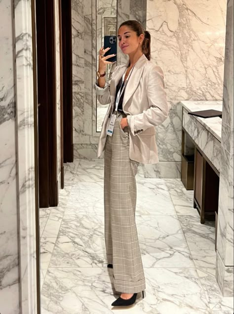 Wag Outfits, Outfit Formal Mujer, Law School Outfit, Conference Outfit, Women Professional Attire, Women Lawyer, Lawyer Fashion, Lawyer Outfit, Look Office