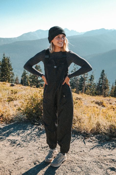 Womens Work Overalls, Cloth Overalls Outfit, Climbing Photoshoot, Hiking Overalls, Stretchy Overalls, Salopette Outfit, Winter Camping Outfits, Style Salopette, Wander Outfit