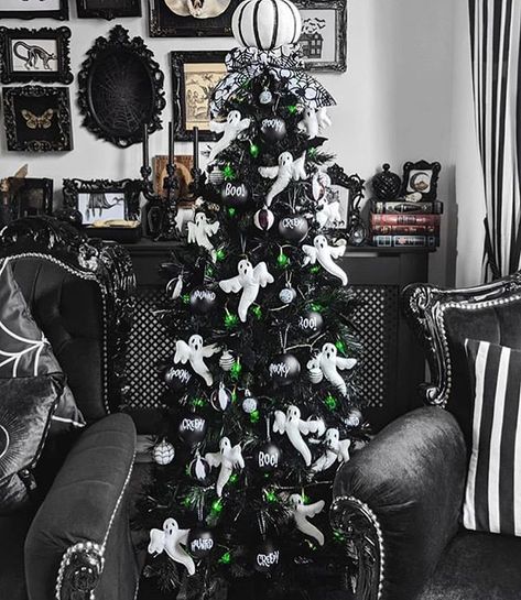 Gothic Christmas Aesthetic, Gothic Christmas Tree, Ghost Christmas, Home Goals, Halloween Christmas Tree, Scary Christmas, Gothic Christmas, Casa Halloween, Creepy Christmas