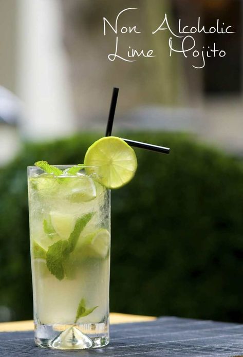 Lime Mojito Mocktail Recipe - In The Playroom Mocktail Mojito, Non Alcoholic Mojito, Lime Mojito, Mocktail Party, Mojito Recept, Mojito Mocktail, Alcohol Free Drinks, Popular Cocktails, Drink Recipes Nonalcoholic