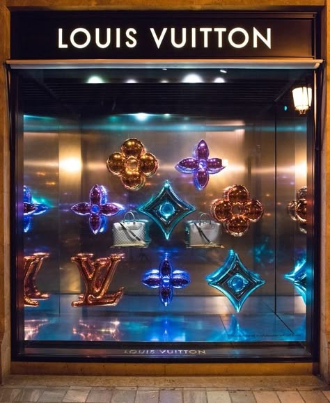 Lv Window Display, Louis Vuitton Display, Louis Vuitton Window Display, Luxury Window Display, Unique Mannequin, Fashion Window Display, Show Window, Visual Merchandiser, Art Gallery Interior