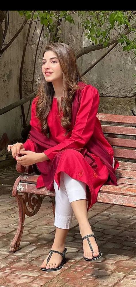 Kinza Hashmi, Celebrity Casual Outfits, Salwar Pattern, Stylish Dress Book, Fashion Attire, Actor Model, Girls Dpz, Fashion Poses, Stylish Girl