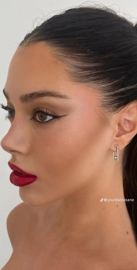 French Red Lip, French Lips, Beauty Aesthetic Makeup, Parisian Makeup, Cute Hair Accessories, Red Lipstick Makeup, Red Lip Makeup, Eye Makeup Pictures, Beauty Aesthetic