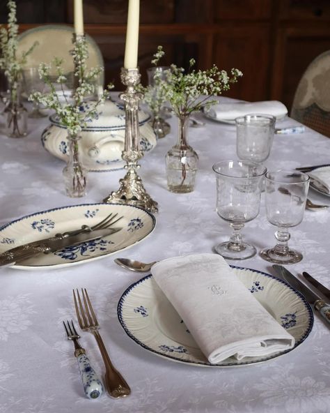 Nothing gives quiet luxury quite like monogrammed antique French table linens. Their subtle yet enchanting damask designs and hand embroidered initials are elegant and rich in history. This stunning set is embroidered in the initials L.B. And comes with twelve napkins and one large tablecloth. Head to our website to shop! #antiquetable #antiquetableware #antiques #tablescape #tablestyling #tabledecor #artdelatable #maisonfete French Countryside Table Setting, Regency Table Settings, White Table Cloth Decor, French Dinner Table, Table Setting Aesthetic, French Table Decor, French Table Setting, Antique Table Setting, French Dinner Parties