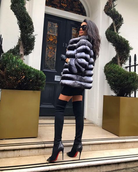 Lucky 13 🖤✈️ Selling Stand, Chinchilla Fur Coat, Fur Coat Fashion, Chinchilla Fur, Fabulous Furs, Real Fur Coat, Hot Boots, Rex Rabbit, Office Fashion Women