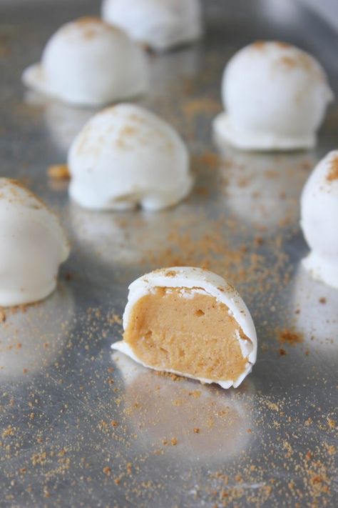 Pumpkin Pie Truffles | Baked in AZ Pumpkin Pie Truffles, Pumpkin Truffles, White Chocolate Truffles, Cake White, Truffle Recipe, Pumpkin Pie Recipes, Roll Cake, No Bake Pies, Chai Tea