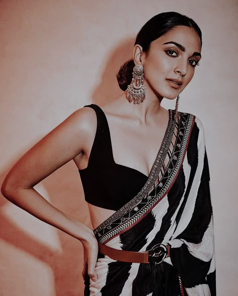 Black And White Saree, Keep Smile, Saree Jackets, Fashionable Saree Blouse Designs, Sari Blouse Designs, Indian Saree Blouses Designs, Blouse Designs Indian, Saree Designs Party Wear, Indian Fashion Saree