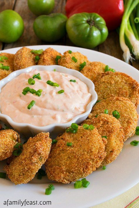 Fried Green Tomatoes with a creamy, zesty dipping sauce. Perfect for cooking with end-of-garden green tomatoes! Green Fried Tomatoes, Fried Green Tomatoes Recipe Easy, Tomato Dipping Sauce, Fried Green Tomatoes Recipe, Green Tomato Recipes, Fried Tomatoes, Good Recipe, Southern Recipes Soul Food, Fried Green Tomatoes