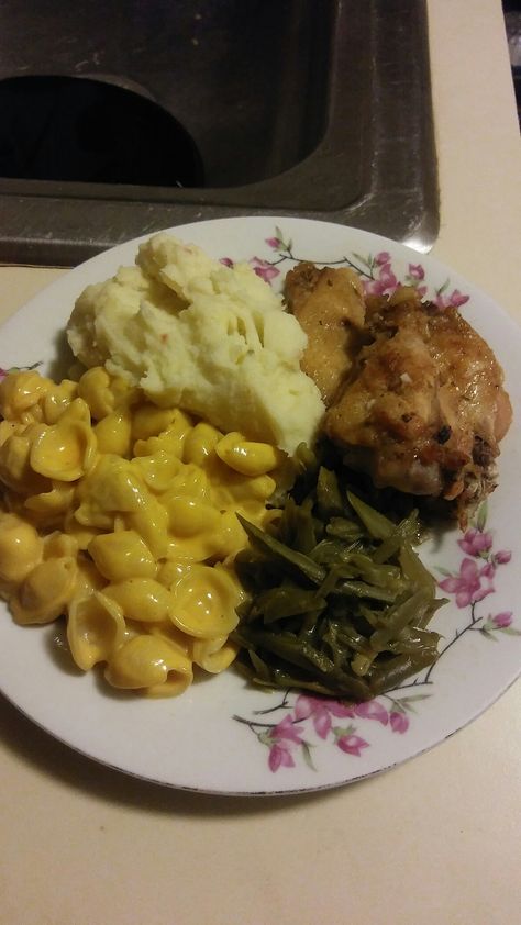 Bakened bbq/lemon chicken mac an cheese loaded mashed potatoes and green beans.. Bbq Chicken Mashed Potatoes, Mac An Cheese, Green Beans Dinner, Mashed Potatoes And Green Beans, Potatoes And Green Beans, Chicken Mashed Potatoes, Loaded Mashed Potatoes, Teen Swag, Dream Food