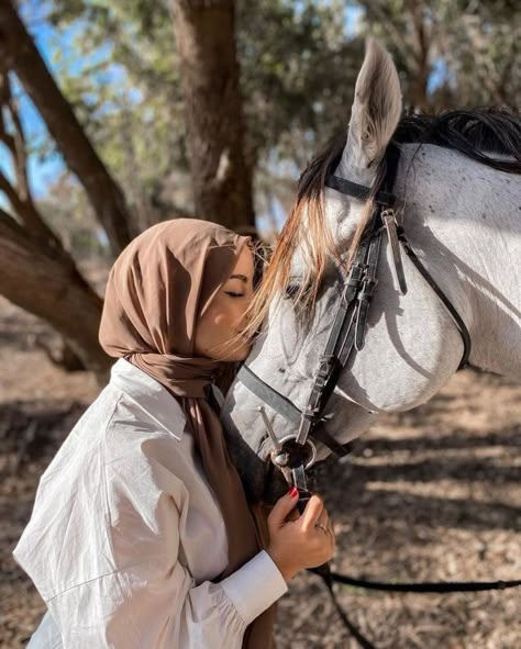 Horse Photography Poses, Muslimah Photography, Horse Aesthetic, Classy Photography, Muslimah Aesthetic, Cute Horses, Girly Images, Hijabi Girl, Horse Photos