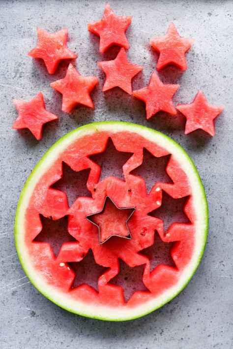 Wondering how to cut a watermelon? Here's is the best way to cut a watermelon into wedges, cubes, sticks, rounds, stars, and balls! Watermelon Sticks, Watermelon Ball, Deco Fruit, Fruit Platter Designs, Watermelon Party, Cut Watermelon, Aesthetic Garden, Fruit Arrangements, Fourth Of July Food