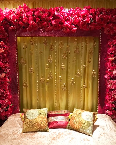 Punjabi Wedding Decor, Indian Wedding Decorations Receptions, Mehendi Decor Ideas, Mehendi Decor, Ganpati Decoration At Home, Wedding Hall Decorations, Wedding Reception Ideas, Ganpati Decoration Design, Mandap Decor