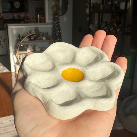 Hold your earrings, cuff links, push pins, safety pins, or anything your heart desires in this cute little daisy trinket dish 🌼 Clay Trinket Dish Diy, Things You Can Make With Clay, Clay Inspo Ideas, Cute Jewelry Dish, Clay Products, Jewelry Clay Pot, Air Dry Clay Trinket Dishes Diy, Trinket Dish Ideas, Cute Clay Jewelry Tray