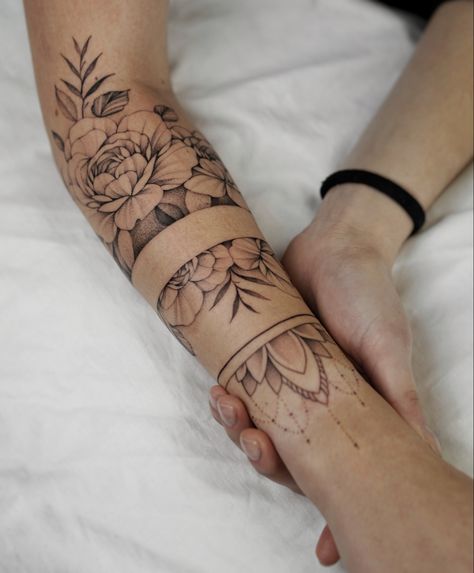 Ig @edyptattoos Arm Cuff Tattoo, Underarm Tattoo, Wrist Band Tattoo, Side Wrist Tattoos, Arm Sleeve Tattoos For Women, Cuff Tattoo, Feminine Tattoo Sleeves, Tattoos For Women Half Sleeve, Floral Tattoo Sleeve