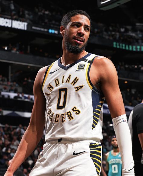 Tyrese Haliburton Wallpaper, Tyreese Haliburton, Tyrese Haliburton, Avengers Team, Nba Art, Basketball Is Life, Basketball Photography, Basketball Wallpaper, Nba Pictures