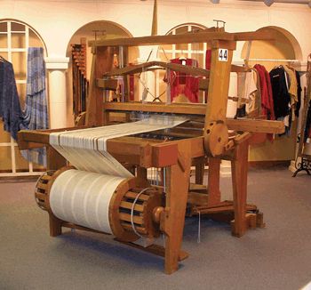 Loom in a Museum | Flickr - Photo Sharing! Looms Weaving, Loom Machine, Woodworking Projects Unique, Front Door Design Wood, Weaving Machine, Rigid Heddle Weaving, Tenun Ikat, Textile Museum, Weaving Looms