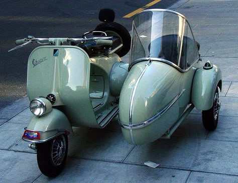 BIANCHI GREEN VESPA & SIDECAR. Vroeger heel veel ingezeten met mijn vriendje Wim (vader had er een) Green Vespa, Vespa Sidecar, Italian Scooter, Classic Vespa, Vintage Vespa, Vespa Piaggio, Motorcycle Sidecar, Piaggio Vespa, Vespa Scooter