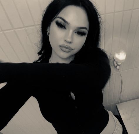 Maggie Lindemann Selfies, Teal Van Doren, Teal Vans, Van Doren, Maggie Lindemann, Feminine Aesthetic, Bw Photo, Pretty Selfies, Pretty Makeup