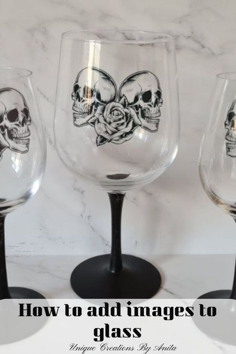 Wine Glass Repurpose Ideas, Etched Halloween Glasses, How To Decorate Wine Glasses, Martini Glass Crafts, Wine Glass Crafts Diy Ideas, Halloween Wine Glasses Diy, Wine Glass Decorating Ideas, Halloween Wine Glasses, Halloween Glasses